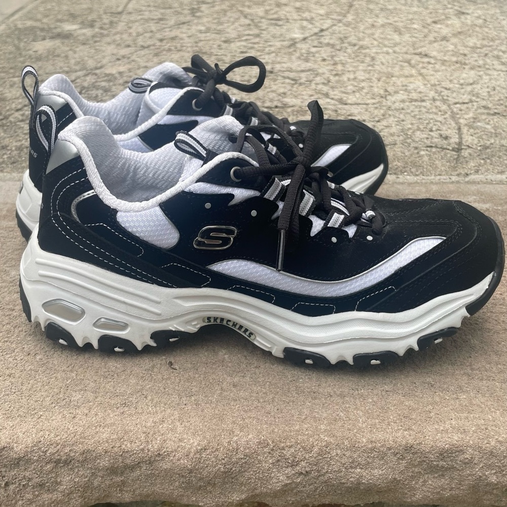 Men’s NWT black & white Skechers D’Lite. Size 8 - Picture 2 of 7